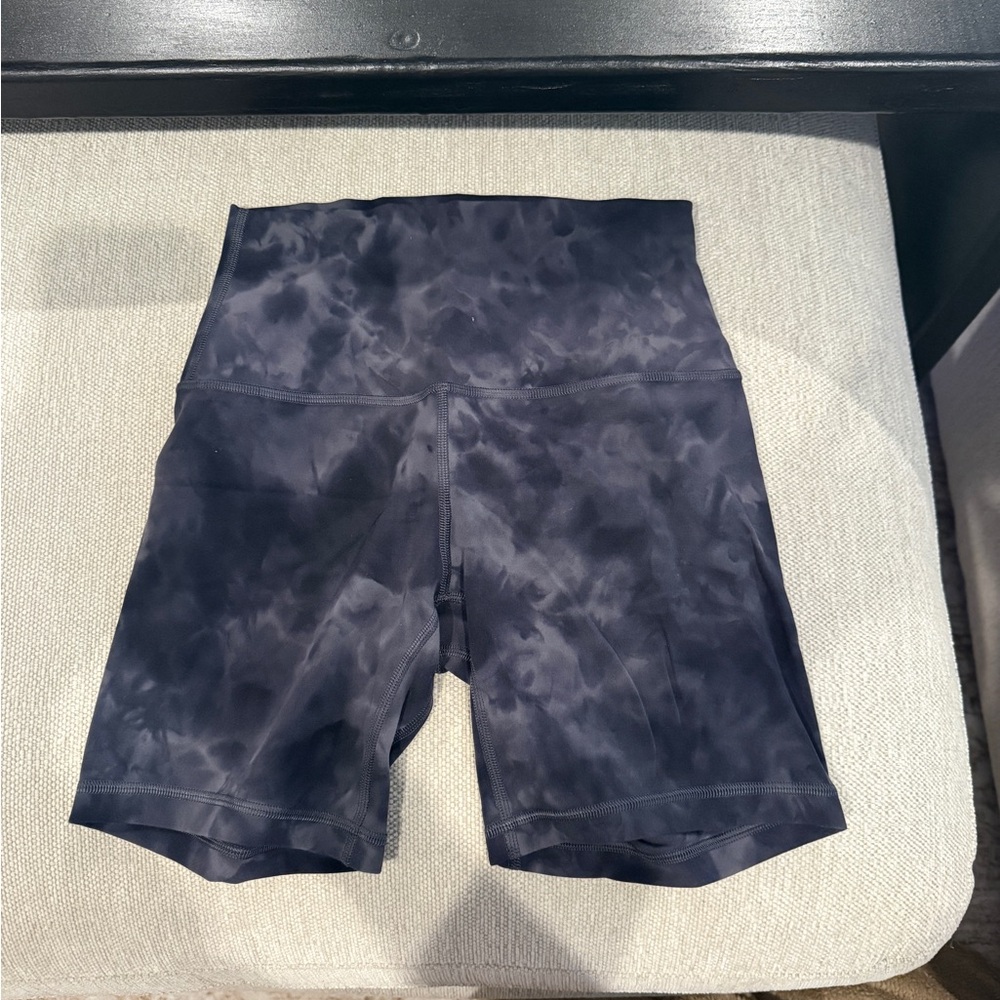 Lululemon Athletica Dark Patterned Bike Shorts - 6 inch